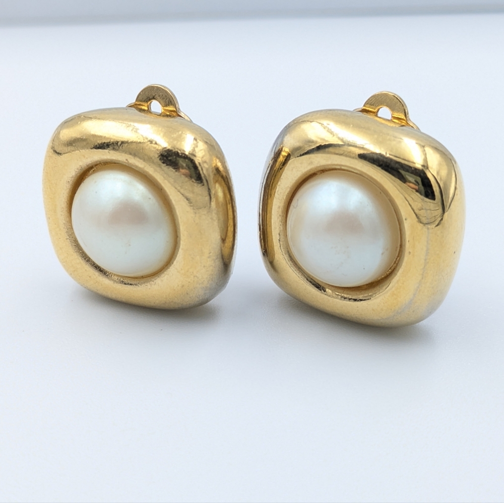 Vintage Richelieu signed gold tone faux pearl square clip on earrings
